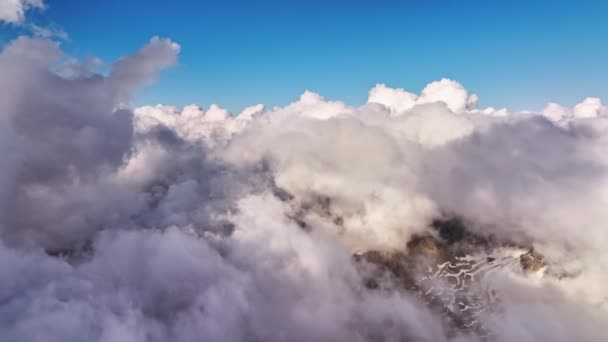 Політ Хмарах Вертикального Розвитку Над Горами Протягом Дня Вид Повітря — стокове відео
