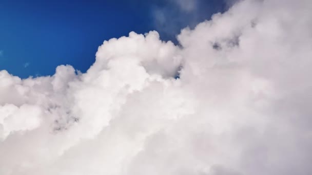 带着第一人称视角在云中飞翔 从高空俯瞰时间飞逝的天气变化 天气背景 — 图库视频影像