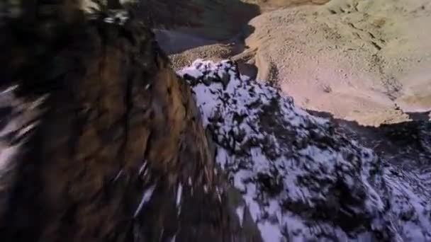 Πήδα Από Την Κορυφή Ενός Βραχώδους Βουνού Κάτω Από Βράχια — Αρχείο Βίντεο