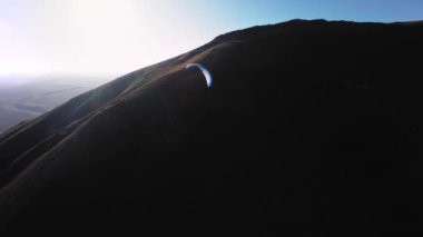 Hava görüntüsü. Havada planör takibi. Bir spor fpv kuadkopterinde ekstrem sporların eşsiz fotoğrafları..