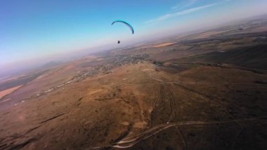 Hava görüntüsü. Havada planör takibi. Bir spor fpv kuadkopterinde ekstrem sporların eşsiz fotoğrafları..