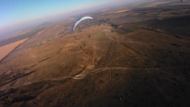 Εναέρια Άποψη Από Ένα Σπορ Fpv Drone Ένας Αθλητής Αλεξίπτωτο — Αρχείο Βίντεο