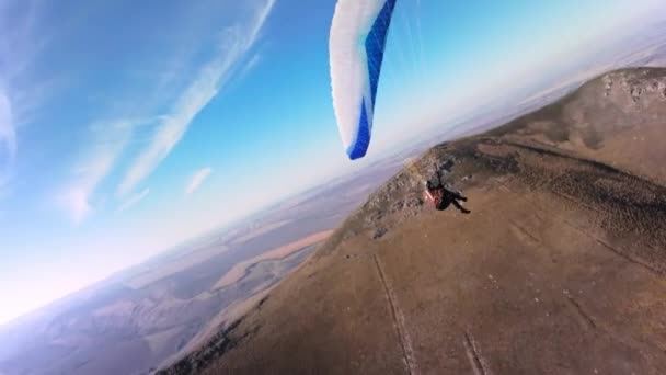 空からの眺め ハンググライダーを空中に追いかける スポーツFpvクワッドコプターで撮影された極端なスポーツのユニークな空中写真 — ストック動画