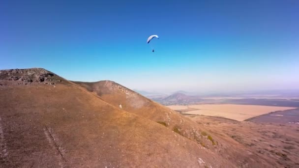 Εναέρια Άποψη Από Ένα Σπορ Fpv Drone Ένας Αθλητής Αλεξίπτωτο — Αρχείο Βίντεο