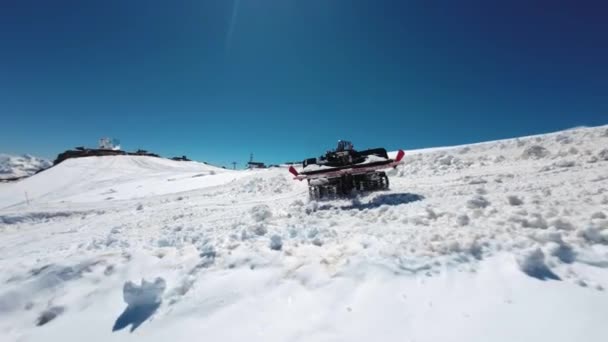Moderne Rote Pistenraupe Auf Den Gipfeln Der Berge Vorbereitung Einer — Stockvideo