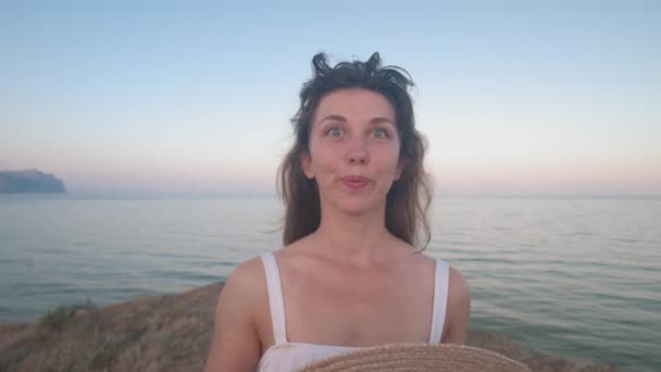 Seorang Wanita Muda Kaukasia Menarik Dalam Gaun Putih Pantai Penggemar — Stok Video