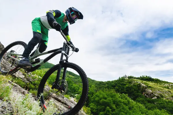 Bersepeda Profesional Turunan Menuruni Bukit Dari Pegunungan Dengan Sepeda Penunggang Stok Gambar Bebas Royalti
