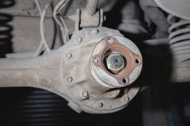 Arkadan itişli motoru olan bir arabanın arka dingil redüktörü.