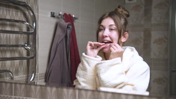 Vorderansicht Durch Den Spiegel Einer Frau Badezimmer Die Ihren Unterkiefer — Stockvideo