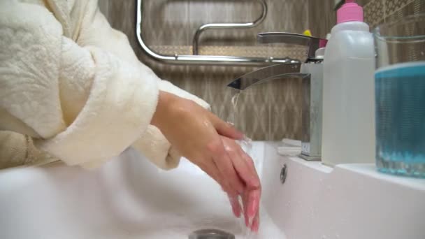 在自来水中清洗聚合物藻的特写 一个高加索女人的手正在冲洗牙龈以矫正咬痕 口腔卫生 — 图库视频影像