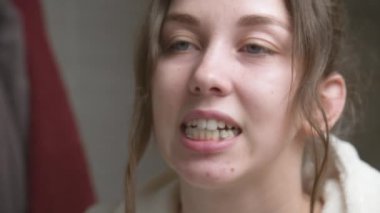 Beyaz kadın interdental alanları temizlemek için diş fırçası kullanıyor. Profesyonel oral bakım. Diş ısırığının düzeltilmesi.