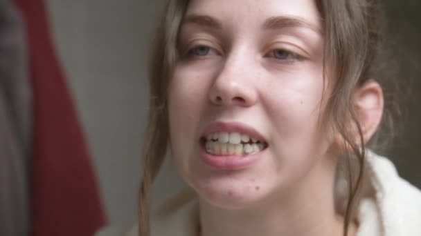 Blanke Vrouw Gebruikt Een Tandenborstel Interdentale Ruimten Schoon Maken Professionele — Stockvideo