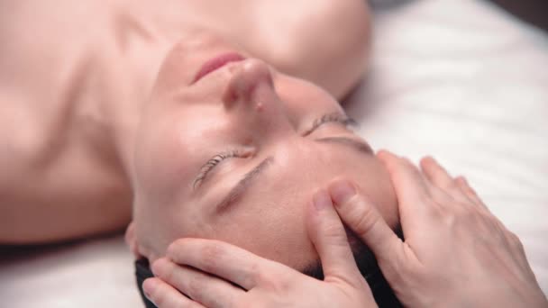 Gros Plan Une Tête Femme Faisant Massage Facial Sur Une — Video