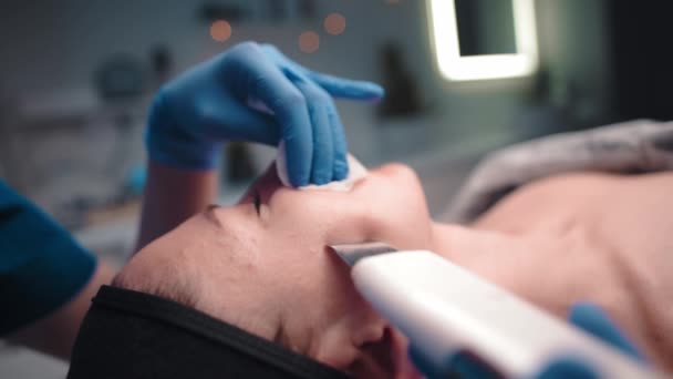 Saloon Kecantikan Perangkat Membersihkan Wajah Menggunakan Usg Close Kosmetologi Profesional — Stok Video