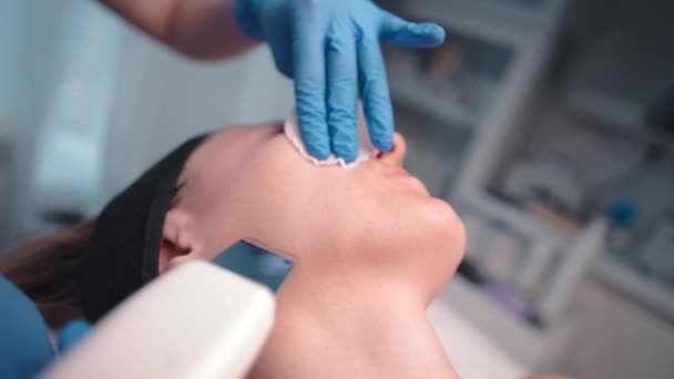 Cuidado Piel Primer Plano Hermosa Mujer Recibiendo Ultrasonido Cavitación Facial — Vídeos de Stock