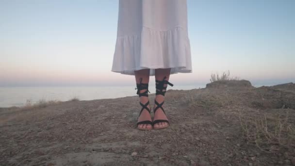 Młoda Seksowna Szczupła Kobieta Pozująca Wyspie Niedaleko Morza Białej Sukience — Wideo stockowe