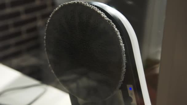 Робот Пилосос Чистить Скляні Вікна Компактний Робот Очищає Брудні Вікна — стокове відео