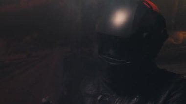 Metal kaynakçı evde çelik kaynak yapmak için yay kaynakçısıyla çalışır, güvenlik ekipmanları kullanır. Evde metal yapıların onarımı ve üretimi.