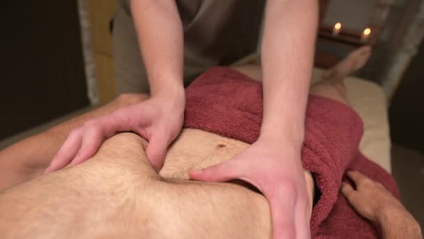 Massagem Barriga Massagear Diafragma Homem Por Massagista Profissional — Vídeo de Stock