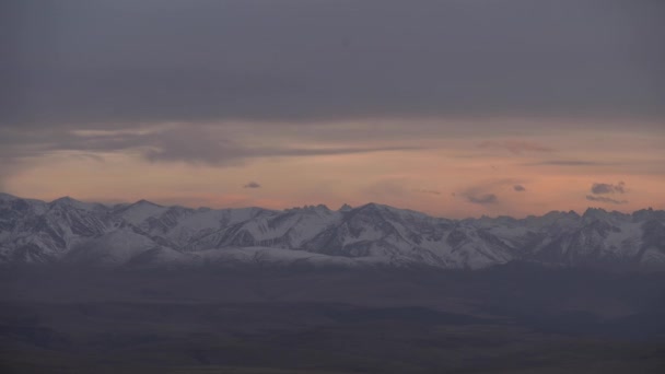 Величні Скелясті Гірські Хребти Вкриті Снігом Заході Сонця Рожевим Часовий — стокове відео