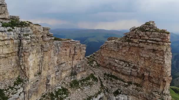 Аэрофотосъемка Природных Скальных Образований Проходящих Между Двумя Высокими Острыми Горами — стоковое видео