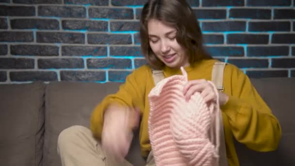 Mooie Jonge Vrouw Kijkt Naar Haar Handen Tijdens Het Breien — Stockvideo