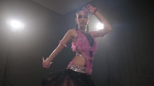 Atractiva Adolescente Bailando Solo Baile Salón Deporte Latino Una Habitación — Vídeos de Stock