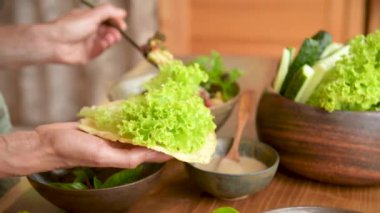 Yemek pişirme, sağlıklı beslenme, vejetaryen mutfağı. Güzel tat, ev yapımı yemek. Evde atıştırmak için sebze hazırlıyorum..