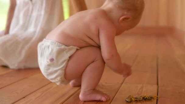 Klein Meisje Kaukasische Baby Luiers Speelt Een Houten Oefenruimte Naast — Stockvideo