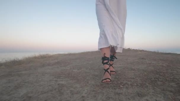 Angolo Basso Gambe Una Donna Bianca Caucasica Sandali Con Cravatte — Video Stock