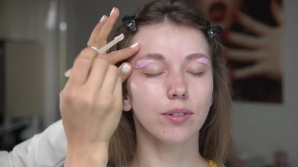 Cosmetología Salud Cuidado Belleza Aplicando Depilación Cera Cara Una Joven — Vídeo de stock