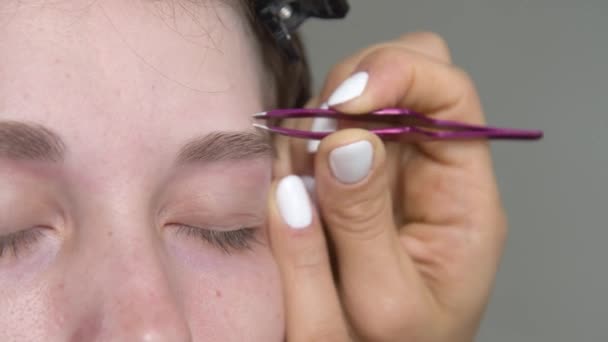 Beautiful Young Woman Beauty Salon Close Stylists Hands Pluck Eyebrows — Stock Video
