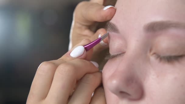 Makijażysta Wyrywa Młode Brwi Kobietom Pęsetą Piękne Grube Brwi Bliska — Wideo stockowe
