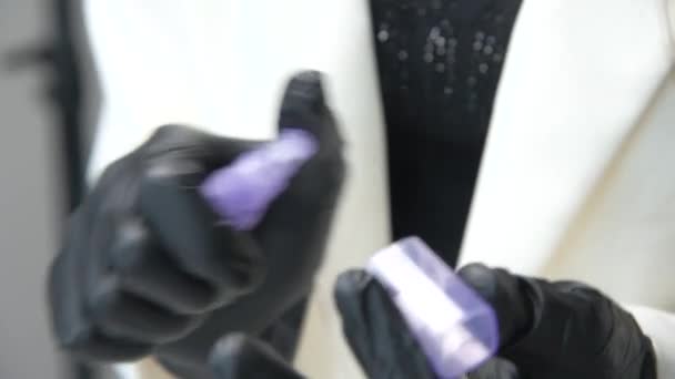 Vista Lateral Del Spray Desinfectante Cosmético Las Manos Guantes Negros — Vídeo de stock