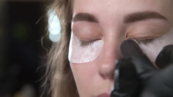Master Cosmetologo Guanti Lattice Nero Applica Patch Tessuto Sotto Gli — Video Stock