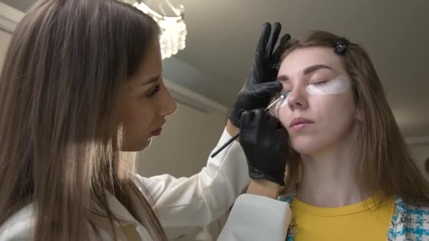 Zbliżenie Nowoczesnych Zabiegów Kosmetycznych Spa Laminowania Rzęs Barwienia Oglądanie Wideo — Wideo stockowe