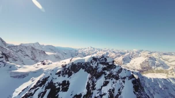 Kayalık Bir Dağın Tepesinden Kayaların Altına Atla Kayalık Dağ Yamacında — Stok video