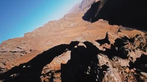 Вид Повітря Спортивний Безпілотник Fpv Високошвидкісні Низькі Польоти Гірських Районах — стокове відео