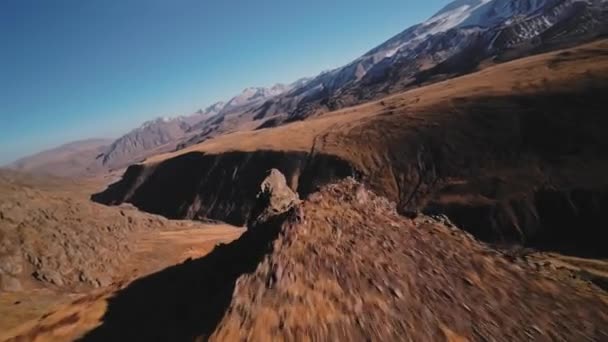 Вид Повітря Спортивний Безпілотник Fpv Високошвидкісні Низькі Польоти Гірських Районах — стокове відео