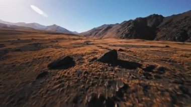Sonbahar Dağı Vadisi üzerinde uçuş hızı. Resmedilmeye değer kayalık bir manzara. Panorama, hız, hava manzarası. Birinci şahıs görüşlü spor aracı, mavi gökyüzü ufuk çizgisi 4k olan manzaralar..
