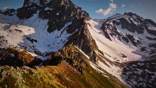 Uitzicht Vanuit Lucht Een Bergketen Voor Een Hoge Rotsachtige Bergtop — Stockvideo