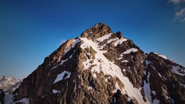Вид Скелястий Гірський Пік Високо Горах Сонячний День Ніхто Кадрі — стокове відео
