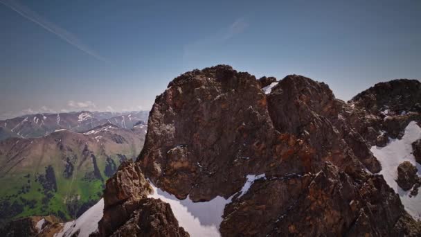 Luchtfoto Van Een Rotsachtige Bergtop Hoog Bergen Een Zonnige Dag — Stockvideo