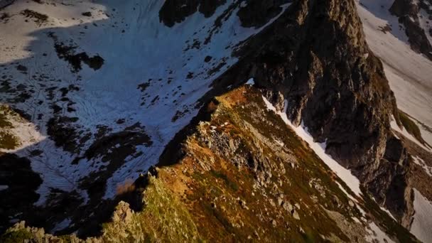 Вид Скелястий Гірський Пік Високо Горах Сонячний День Ніхто Кадрі — стокове відео