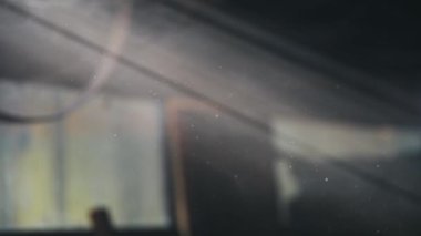 Doğaüstü parlak ışık demeti belgili tanımlık perde, Güneş ışınları Parlatıcı çatlaklar, ağır çekim, kamera hareketi ile doldurur.