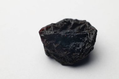 Kurumuş erik, beyaz arka planda kuru erik. Kırpma Yolu. Sığ alan derinliği.