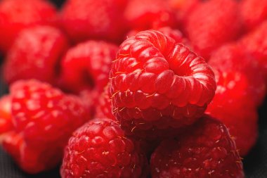 Makro fotoğrafçılıkta taze ahududu yakın plan. Lezzetli meyveler, vitaminler ve sağlıklı yiyecekler..