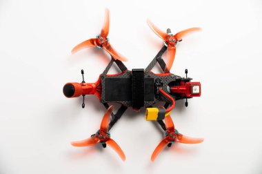 Pervaneli FPV yarış uçağı beyaz arka planda, yakın planda. Modern teknolojiler.