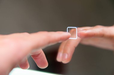 Dokunmatik ekran fonksiyonu olan bir ayna kullanmak. Genç bir kadın ev eşyaları dükkanında ya da tuvalette..