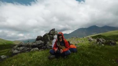 Bir adam ve doğadaki arkadaşları FPV insansız hava aracını sanal gerçeklik kulaklığı ile kontrol ediyor ve spor becerilerini geliştiriyorlar. Kendini vurarak dağlarda hızlı bir uçuş..